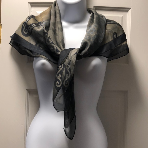 Beautiful large square multi-patterned printed chiffon scarf - Picture 9 of 14